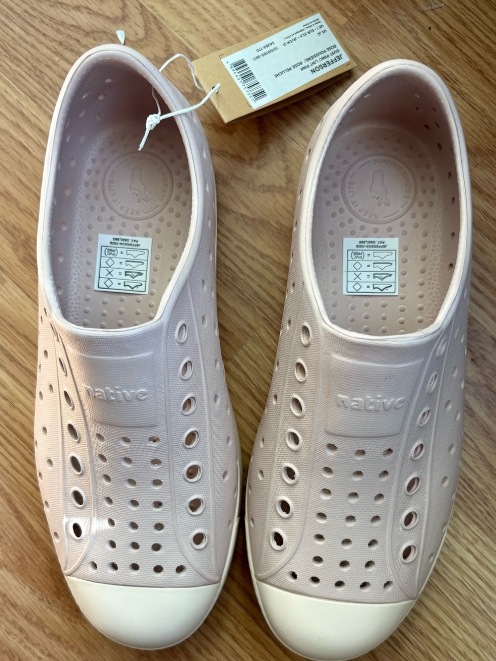 Native Jefferson Slip-On Kids Shoes in Light Pink and White size 2 little girl